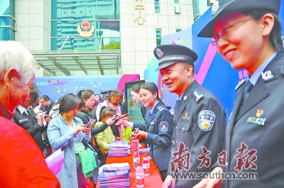 深圳市公安局民生警务深微平台专班接受市民咨询